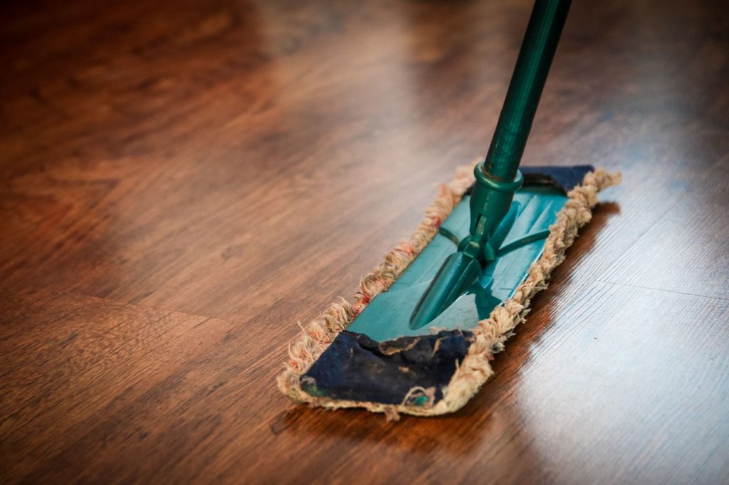 Frange de balai plat utilisée sur un sol en parquet