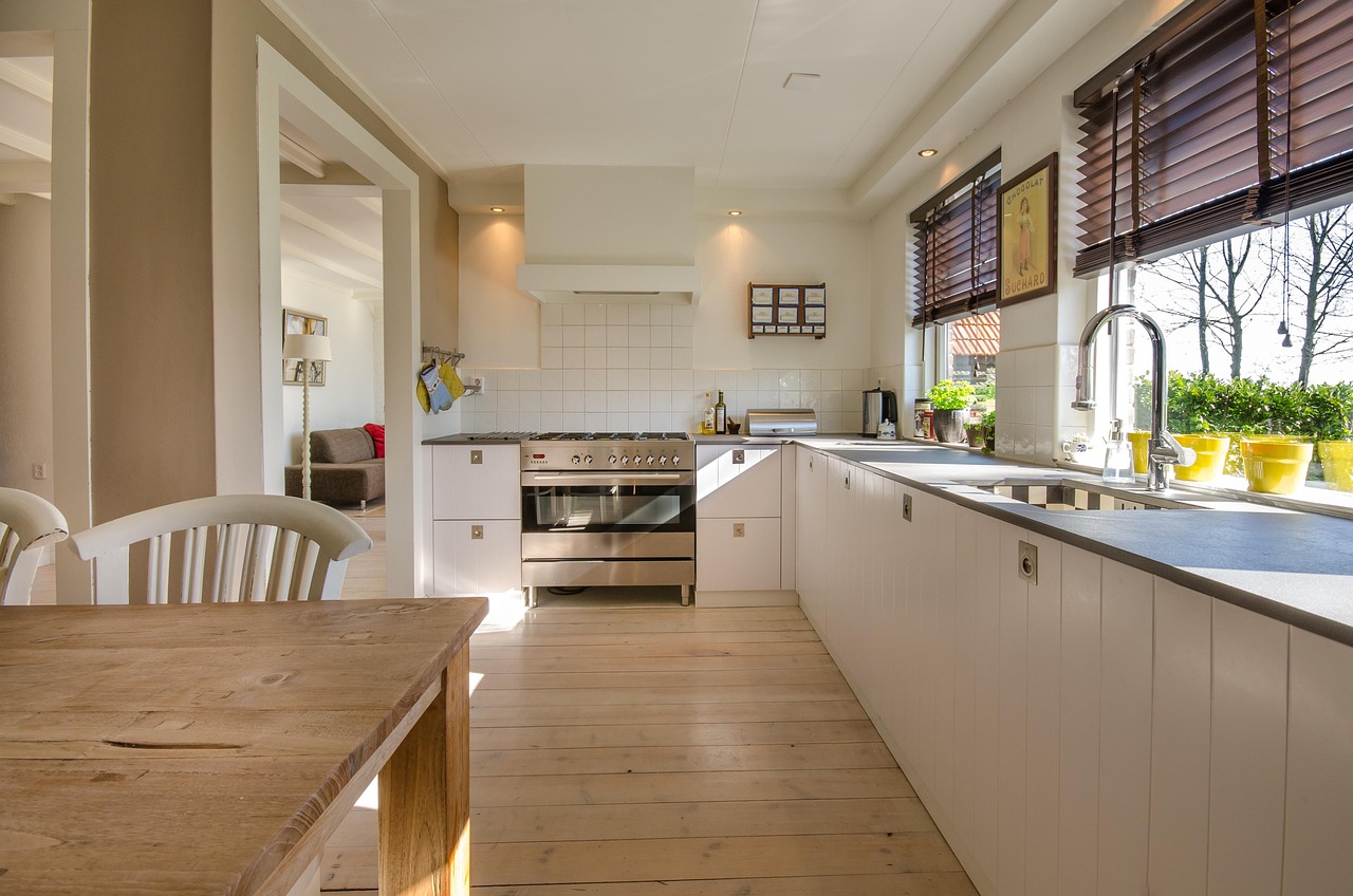 cuisine claire avec un sol en bois clair, entretenu et bien tenu