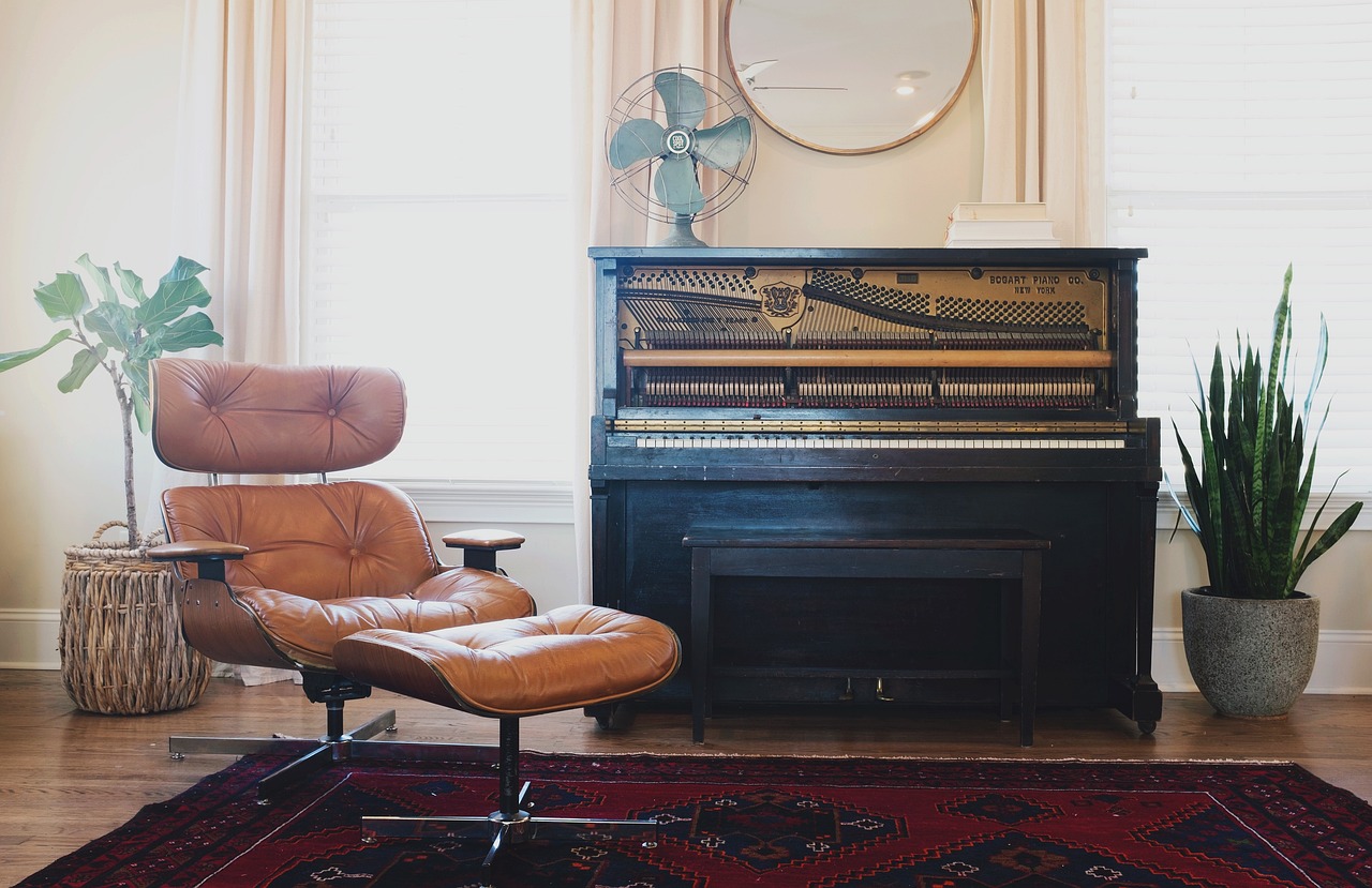 tapis à motifs posé sur un parquet dans un salon, surface qui demande une méthode de nettoyage plus prudente qu'un sol dur