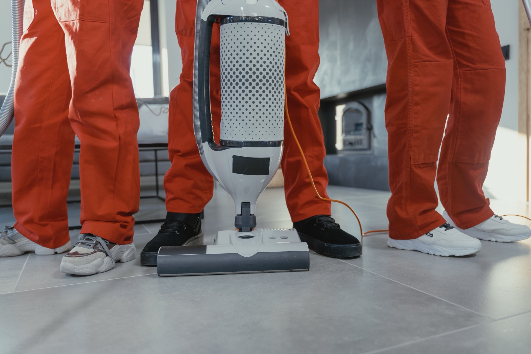 équipe de nettoyage professionnelle utilisant un aspirateur dans un couloir de bureau