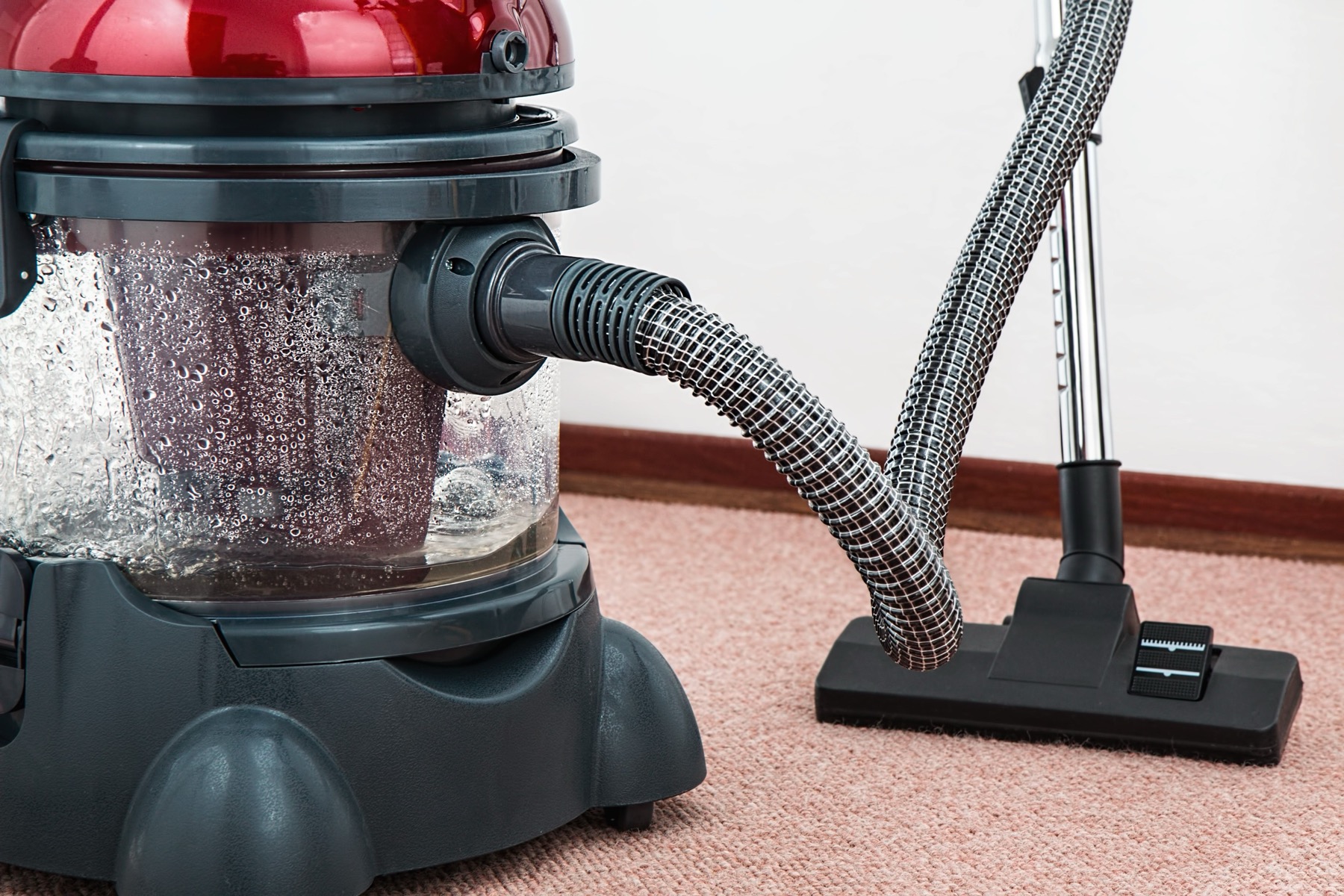 aspirateur professionnel avec filtration à eau utilisé sur une moquette