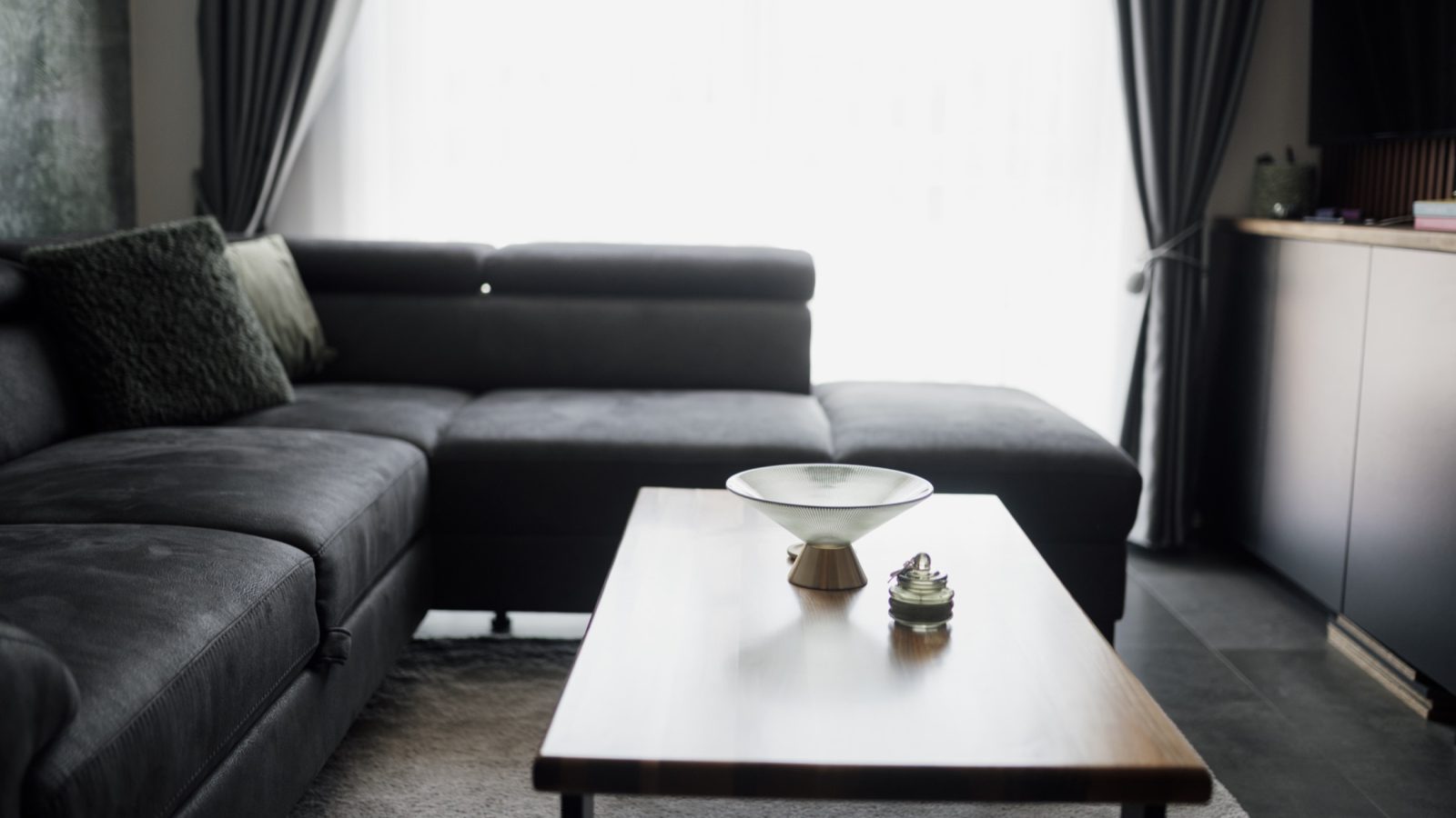 Tapis, canapé : le bon entretien selon la matière (et les erreurs qui les abîment)