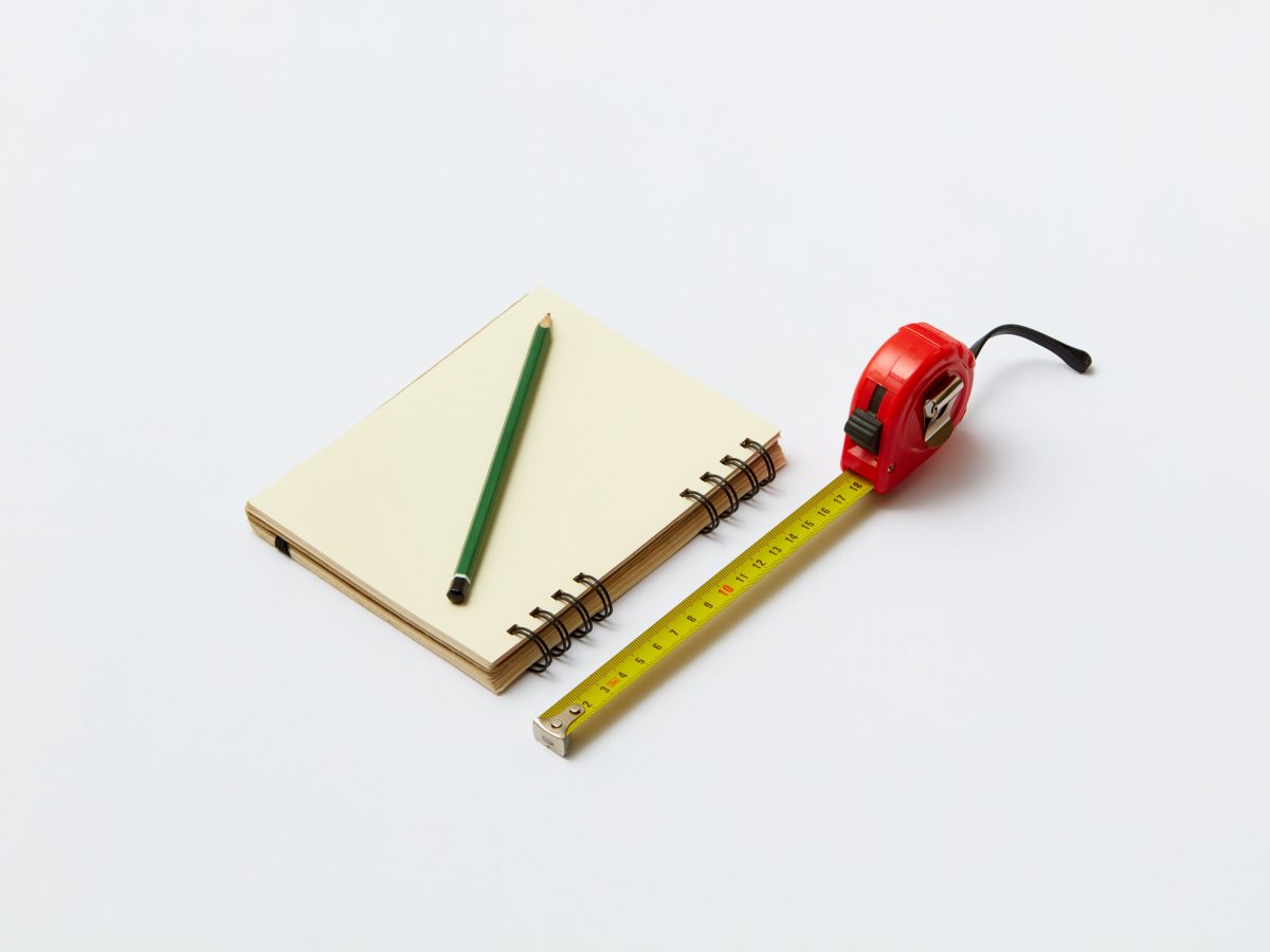 Mètre et carnet de relevé de prix