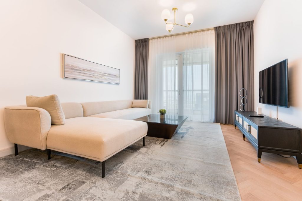 Salon épuré avec un tapis et un canapé de couleur beige