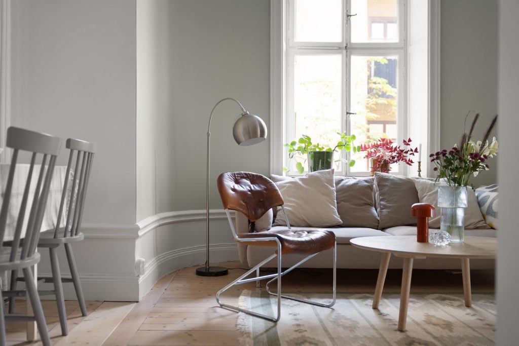 Salon lumineux de style scandinave avec tapis et mobilier moderne