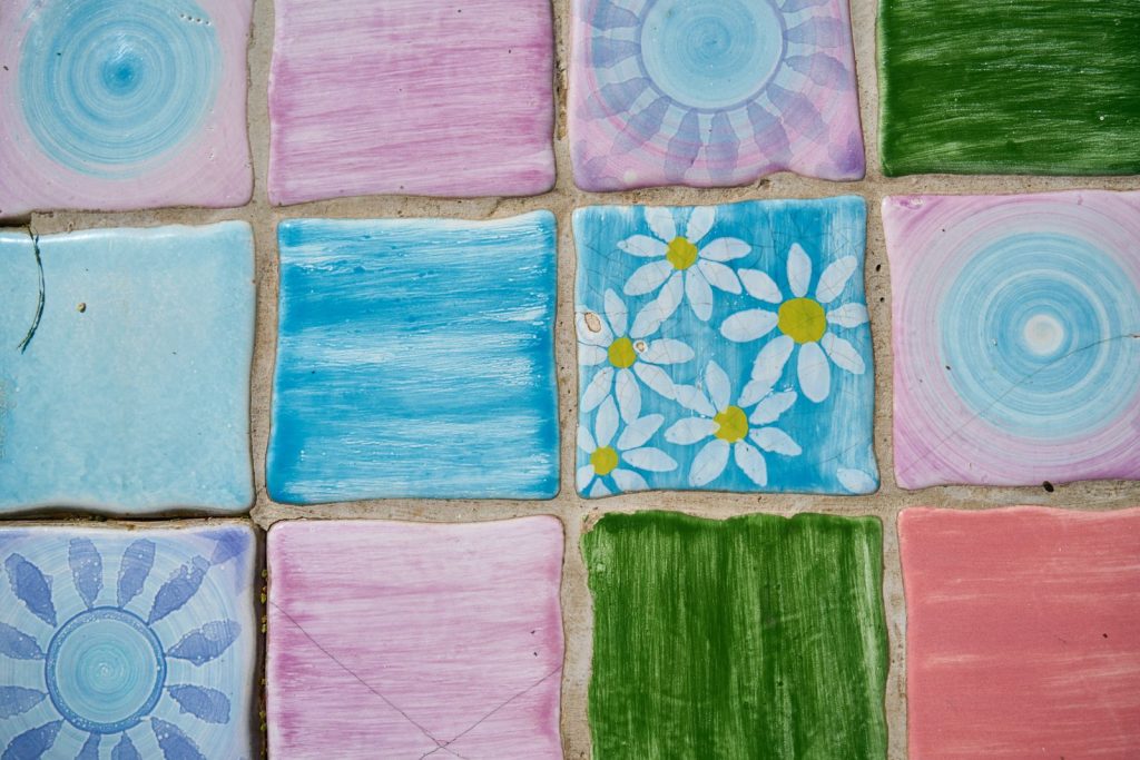 Carreaux artisanaux colorés aux motifs floraux peints à la main.
