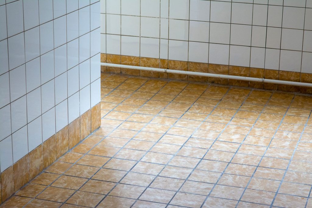 Sol carrelé clair dans une pièce épurée, mur et sol assortis