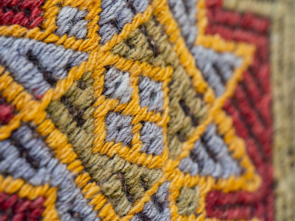 Gros plan sur un tapis kilim tissé en laine aux motifs géométriques