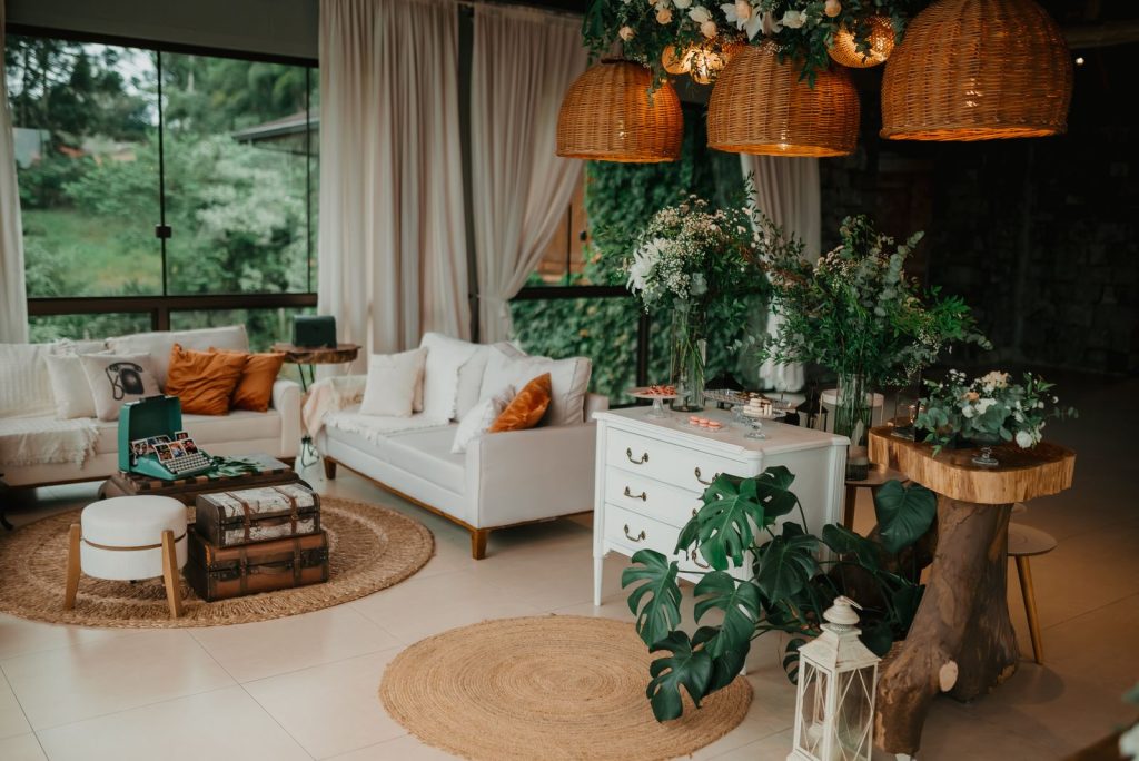 Salon bohème aux tons naturels verts et bruns, mobilier en bois et plantes