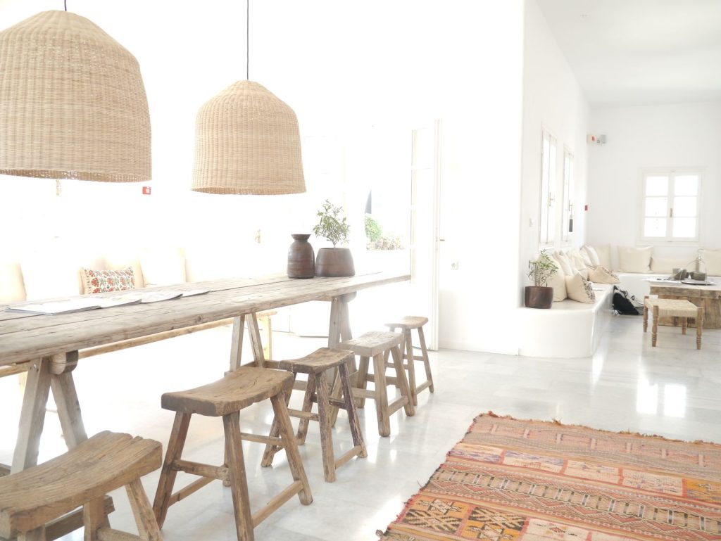 Salon lumineux avec un tapis artisanal tissé posé au sol