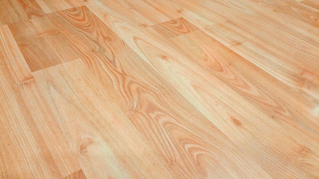 Gros plan sur un sol imitation bois aux teintes chaudes