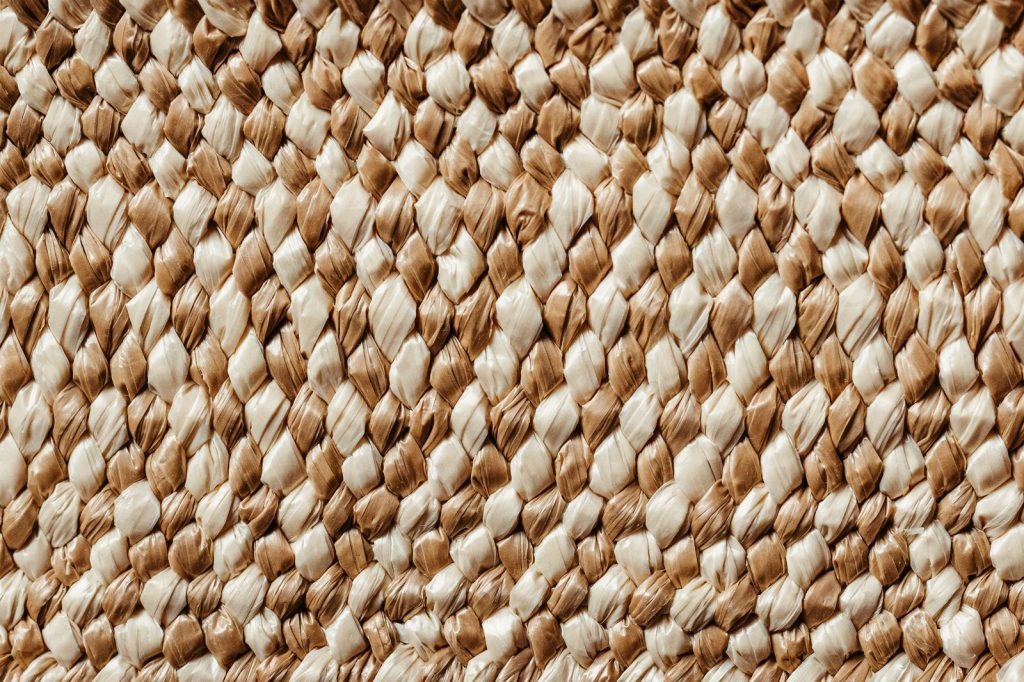 Gros plan sur la texture tressée d’un tapis en fibre naturelle