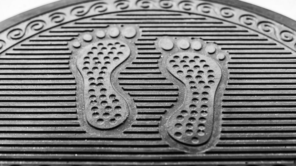 Tapis de bain antidérapant texturé avec motif de pas au sol