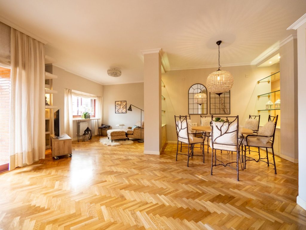 Salon lumineux avec un parquet bois clair