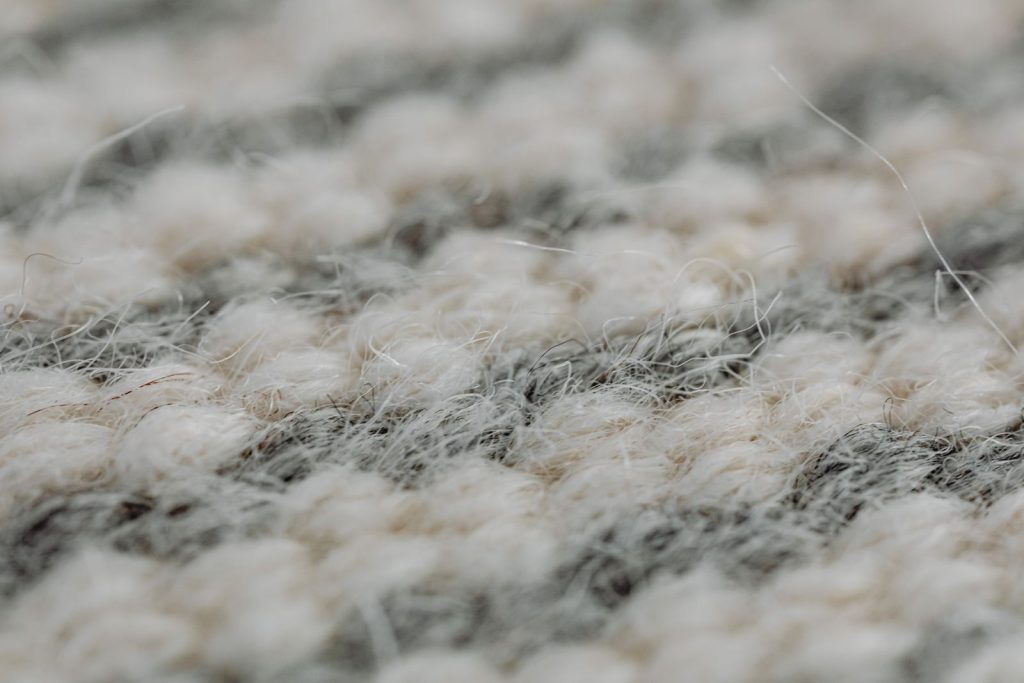 Gros plan sur la texture épaisse d’un tapis en laine tissé à la main