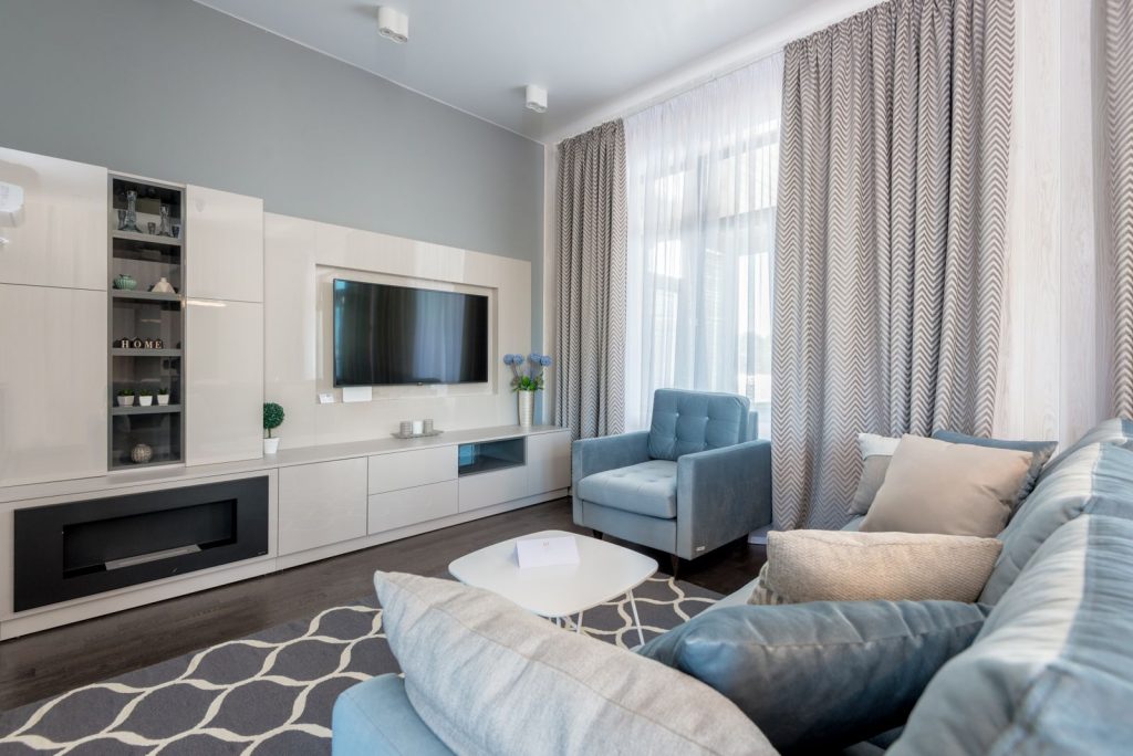 Salon moderne avec un tapis à motifs bleus et blancs sous la table basse