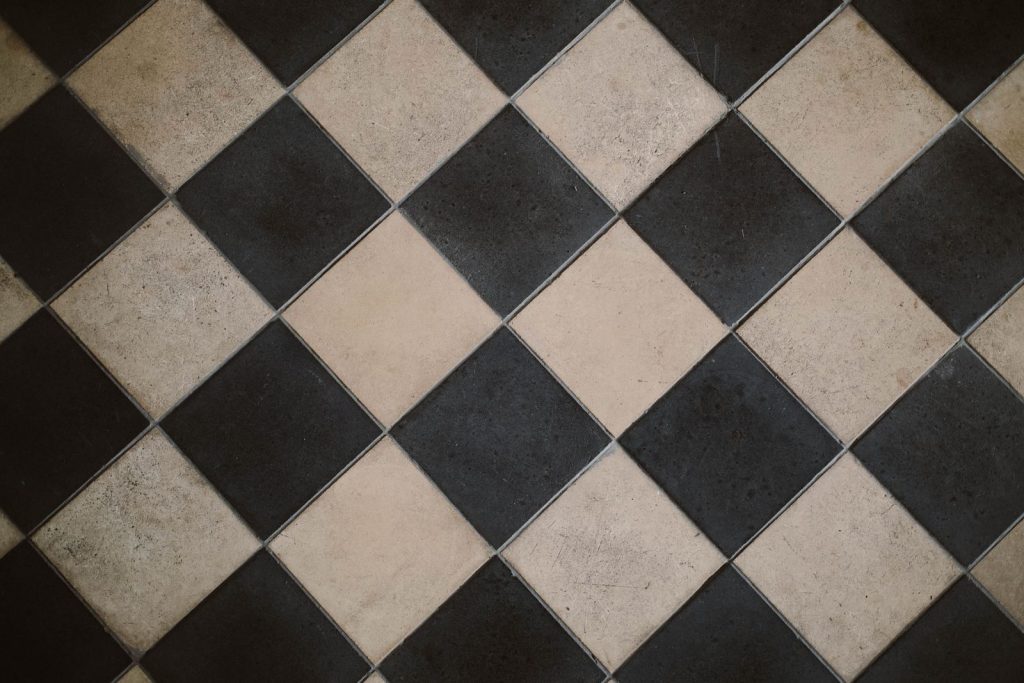 Sol carrelé en damier noir et blanc, robuste et facile d’entretien.
