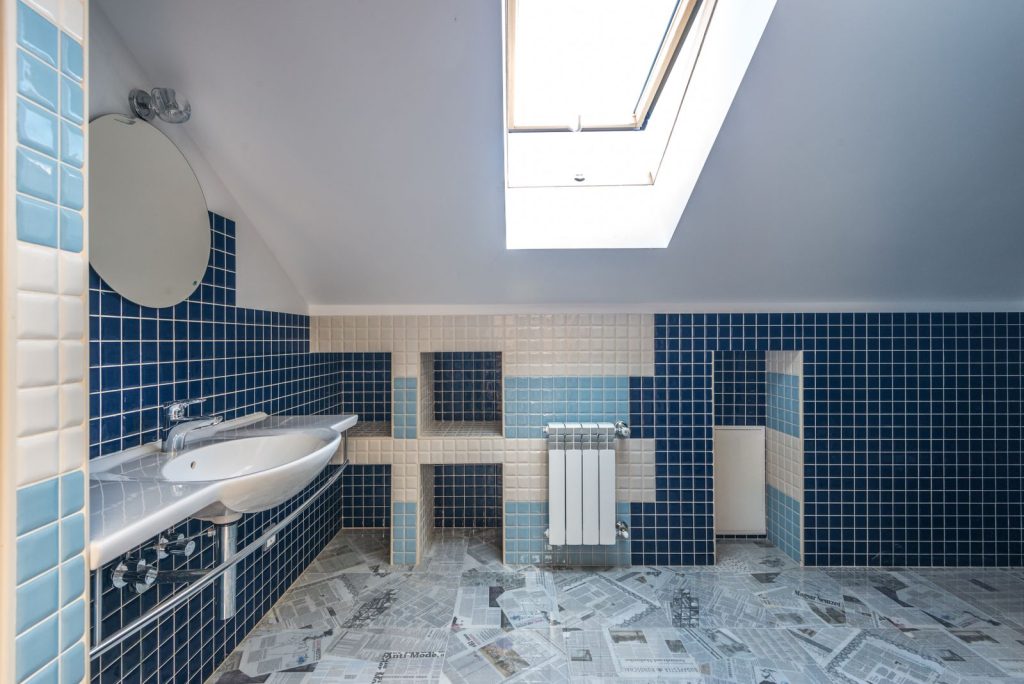 Salle de bains avec un sol carrelé texturé en mosaïque bleue