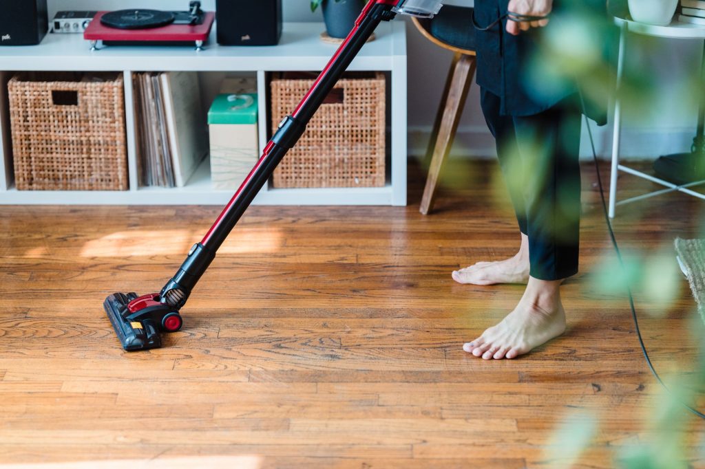 Aspirateur sans fil passé sur un parquet en bois