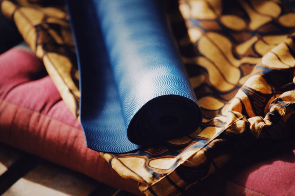 Choisir un tapis de yoga durable: caoutchouc, liège, alternatives