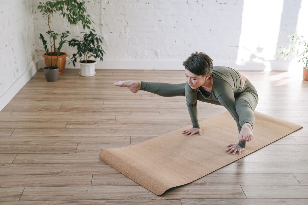 Choisir un tapis de yoga durable: caoutchouc, liège, alternatives