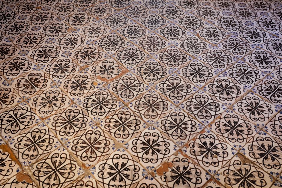 Les carreaux artisanaux, la nouvelle tendance qui détrône le gris en 2026 ? Oui, et voici pourquoi