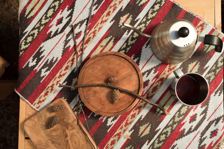 Salon d’automne : couleurs, textiles et tapis pour une pièce chaleureuse