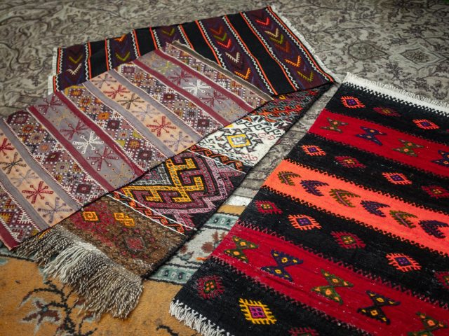 Comment choisir des tapis colorés pour égayer votre intérieur cet été ?