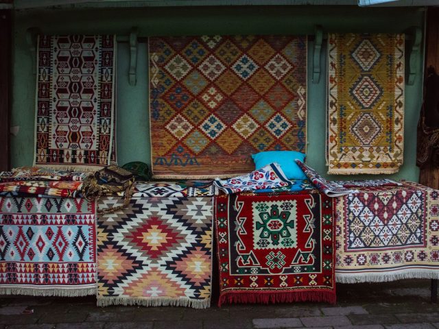 Intégrer des tapis artisanaux dans votre intérieur : conseils pratiques