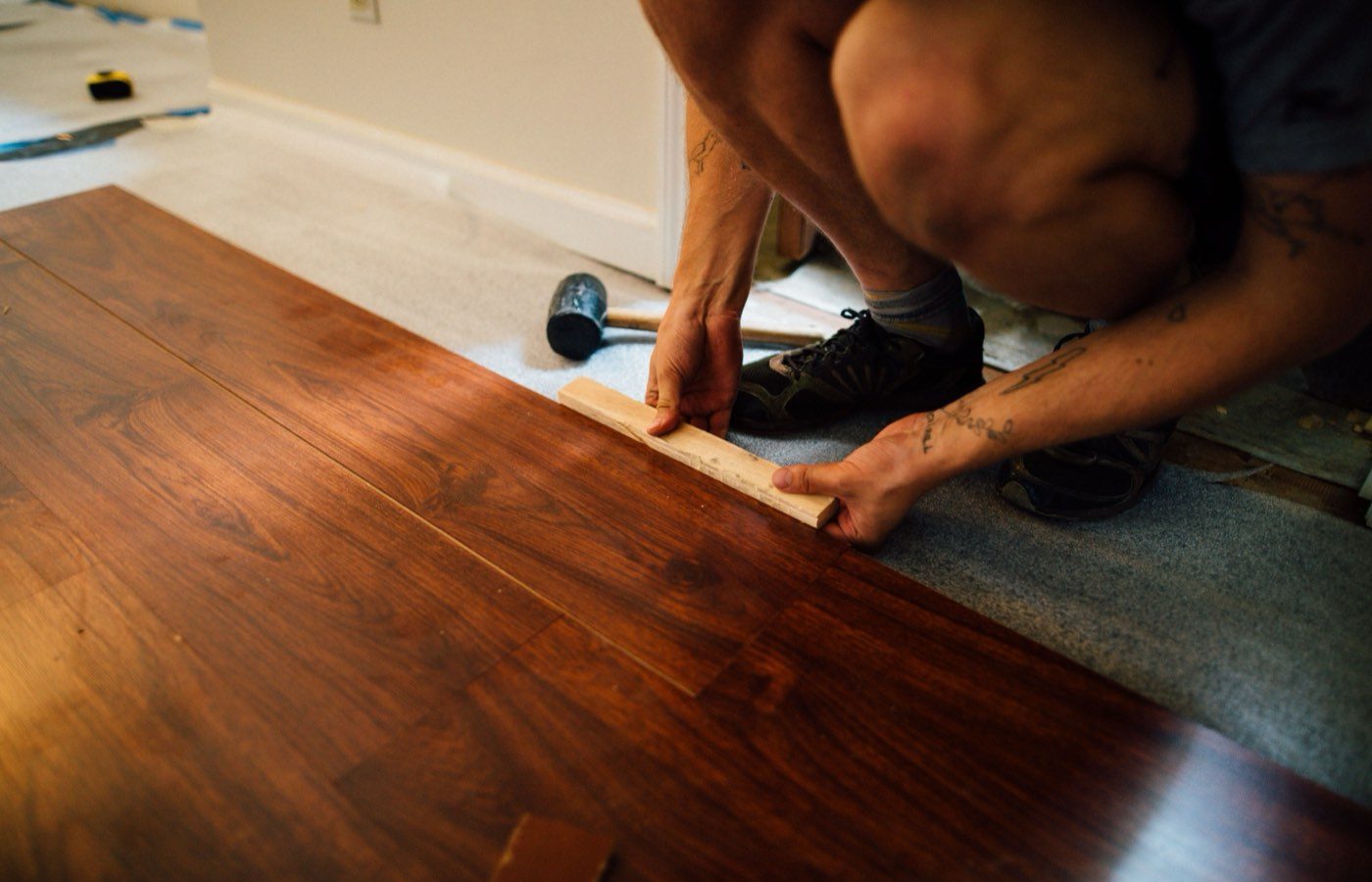 Travaux de sol : où ranger tapis et meubles pendant le chantier