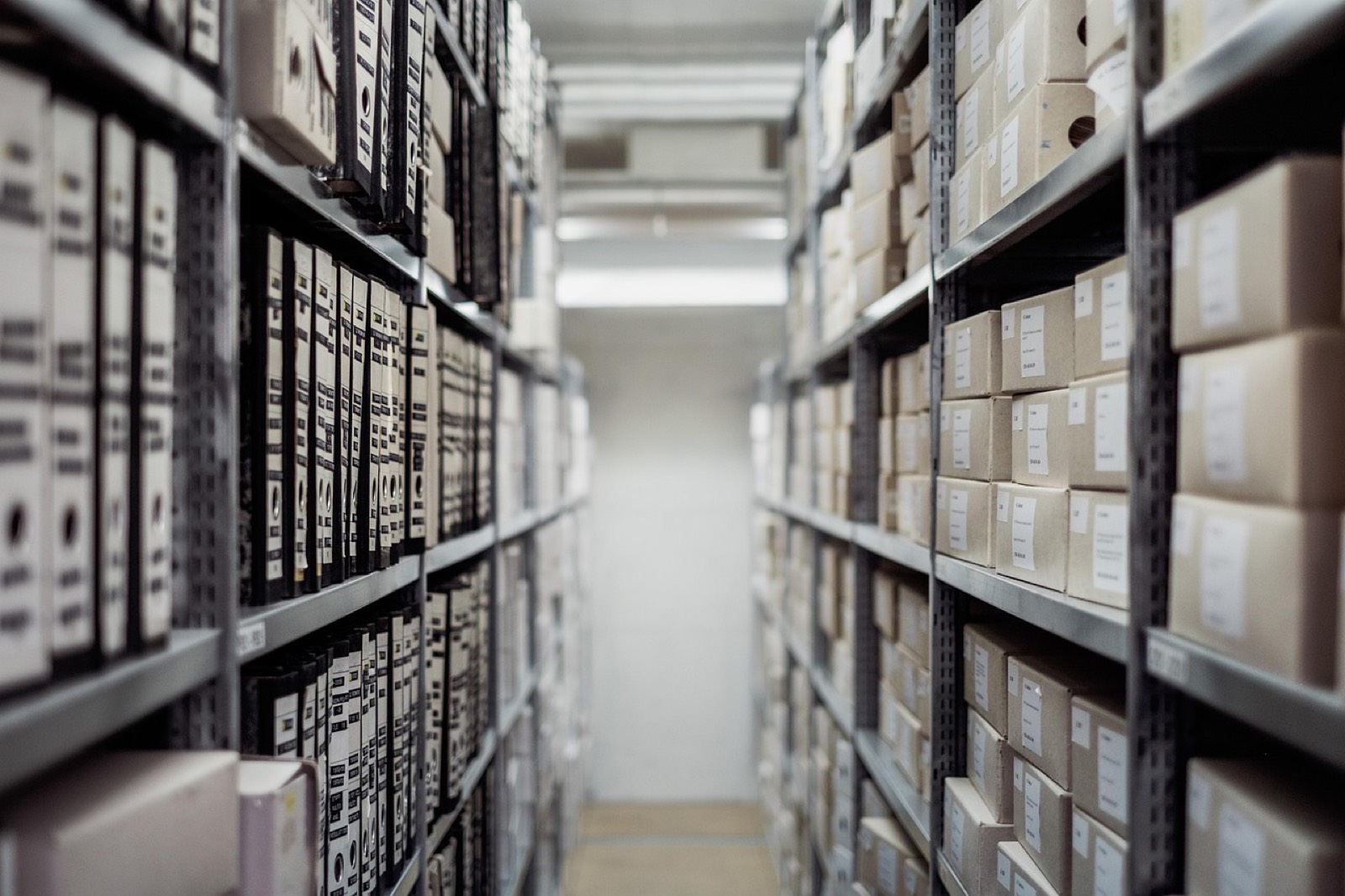 meubles et cartons empilés dans un box de stockage pendant des travaux de sol