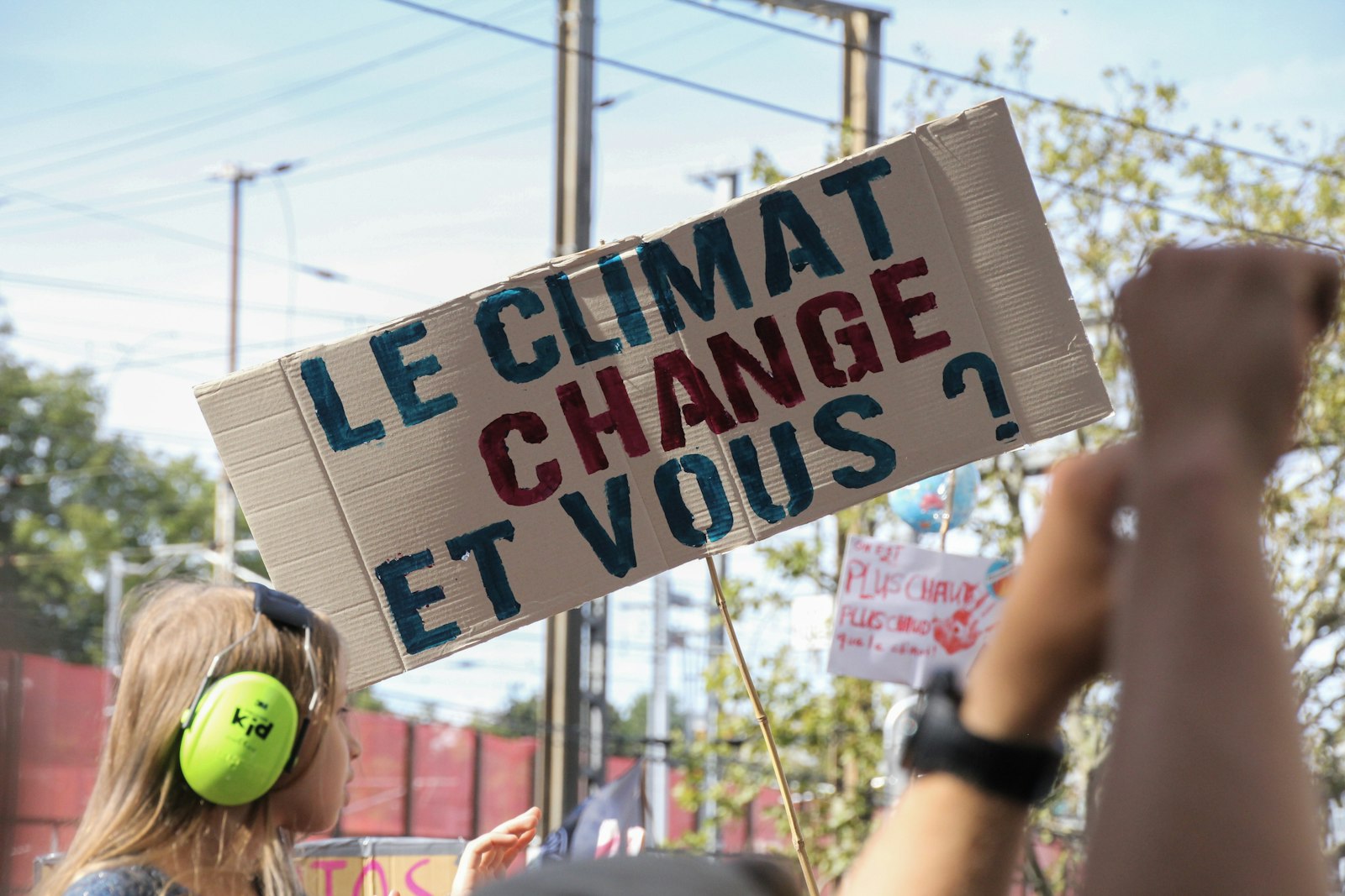 Conforama abandonne le beige pour des couleurs vives cet automne