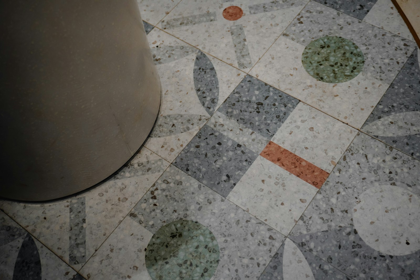 Pourquoi le terrazzo revient-il en force dans le design contemporain ?