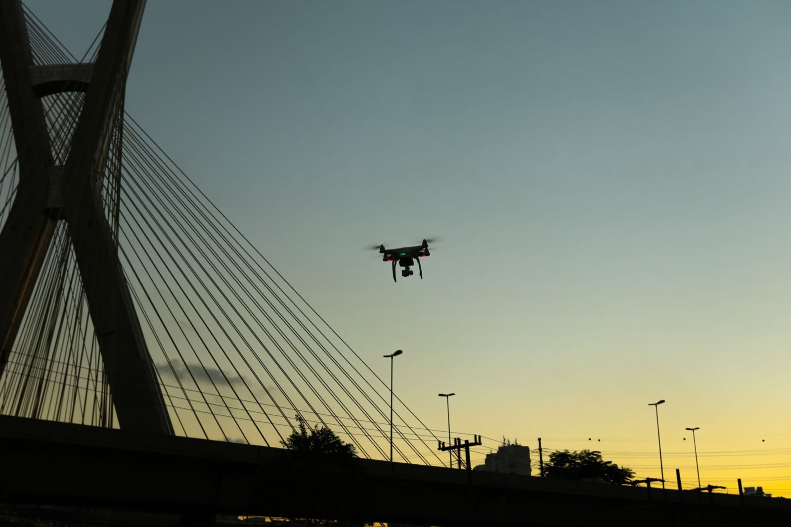 Drone en vol près d'un pont pour une inspection d'ouvrage d'art