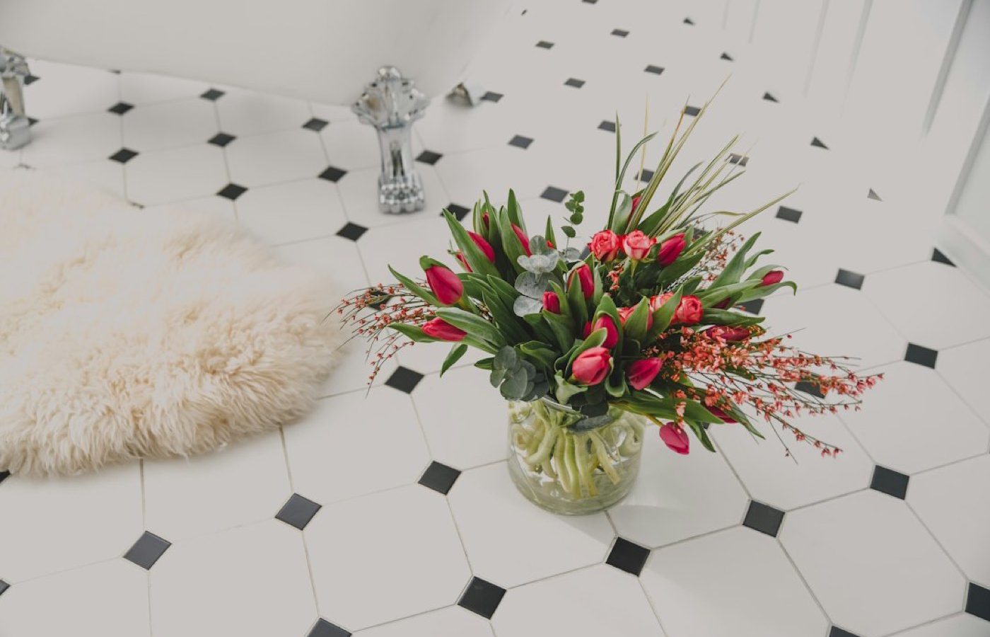 Eau calcaire et sols : traces blanches, joints ternis, tapis raides
