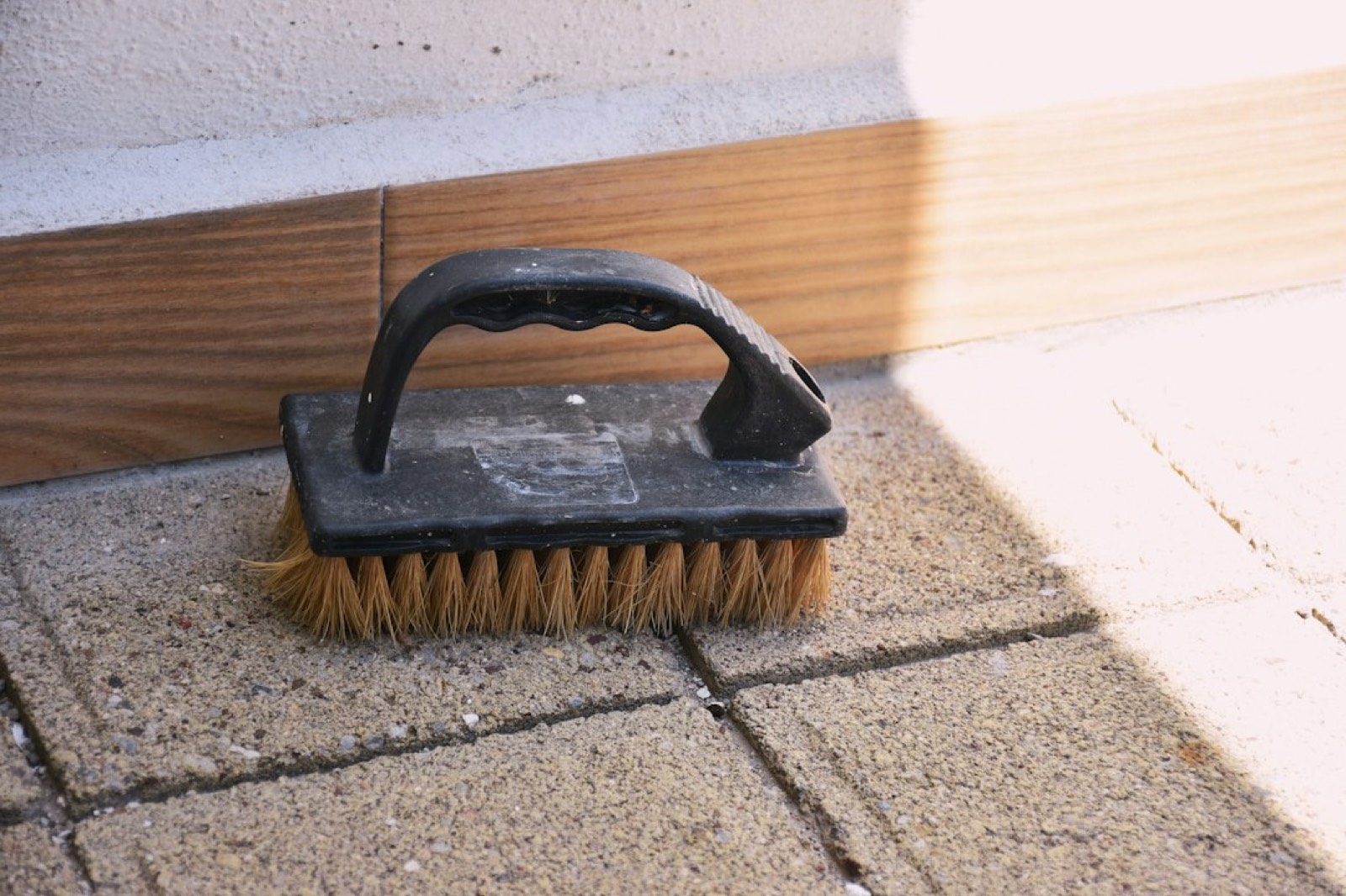 Brosse à joints passée sur un carrelage pour retirer les dépôts de calcaire