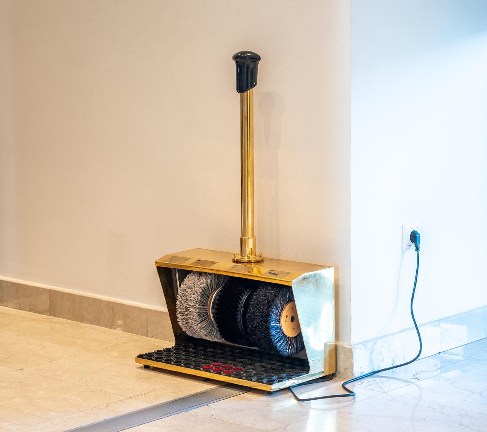 Machine d'extraction utilisée pour nettoyer une moquette de bureau en profondeur
