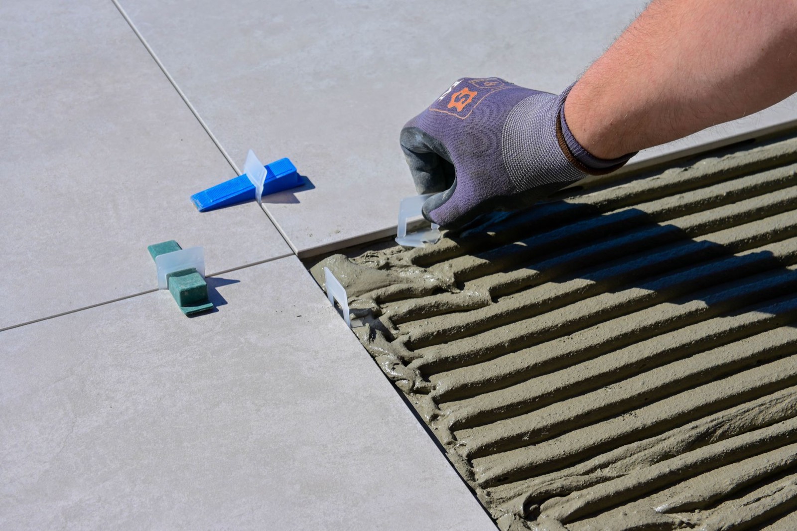 Terrasse extérieure en cours de rénovation avec dalles démontées