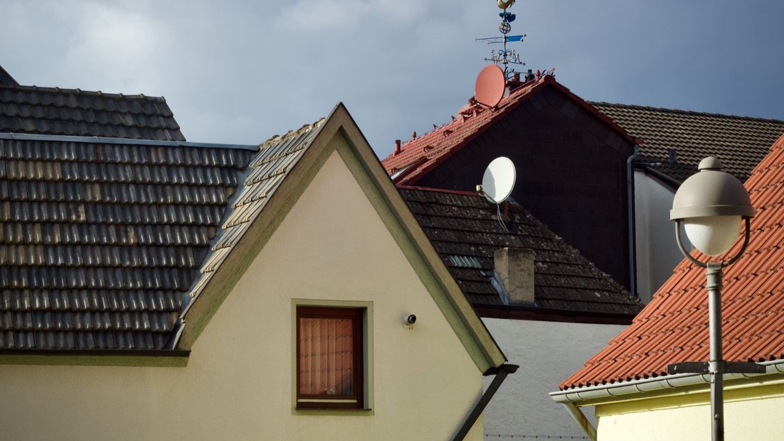 Perche de nettoyage de toiture : quand l'utiliser, quand appeler un pr