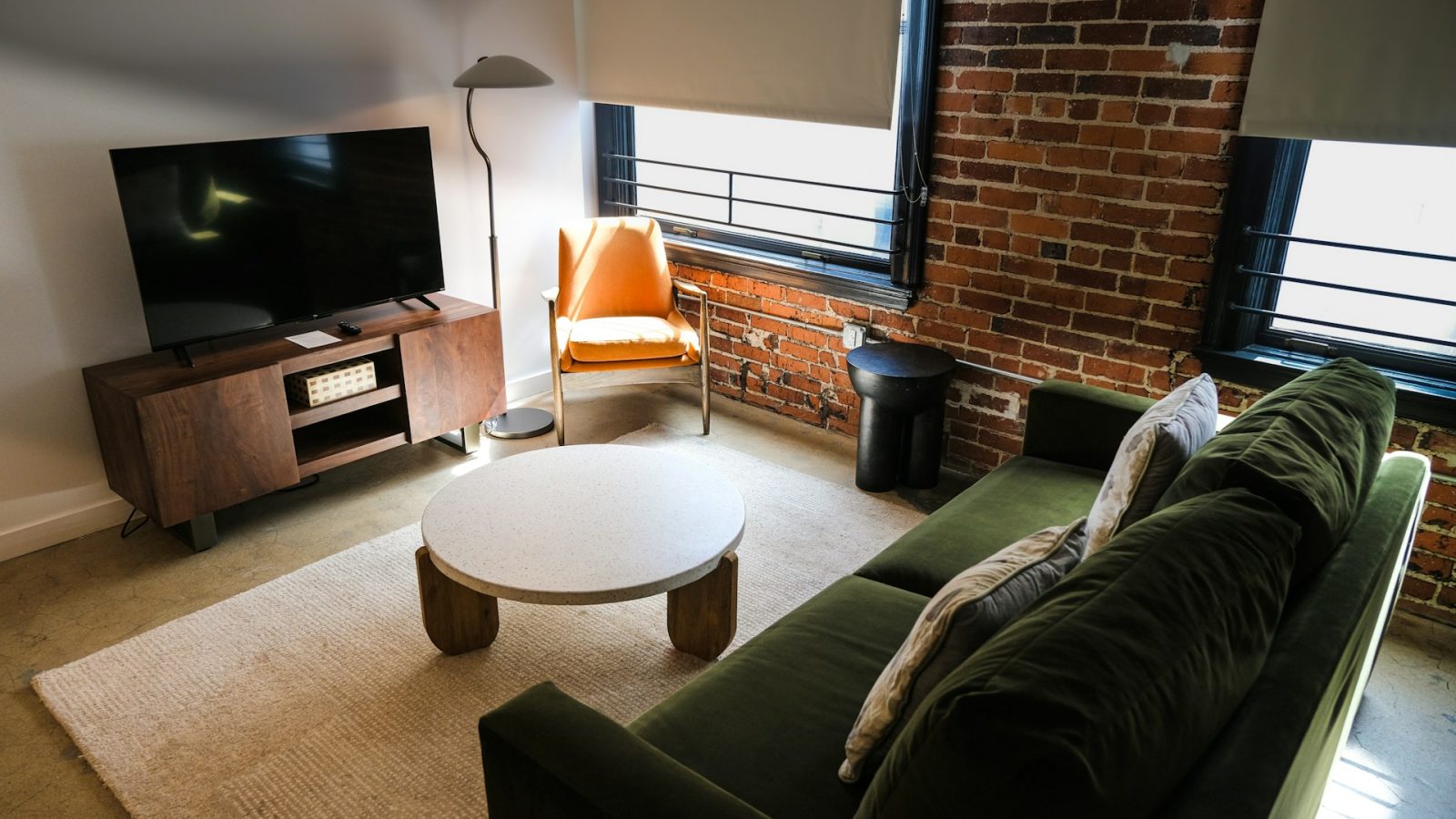 Plaques métal décoratives : accorder sol, tapis et mur dans une pièce de caractère