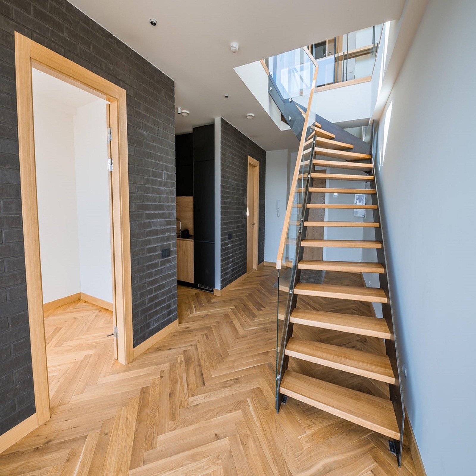 Pose d'un parquet massif avec outils de chantier