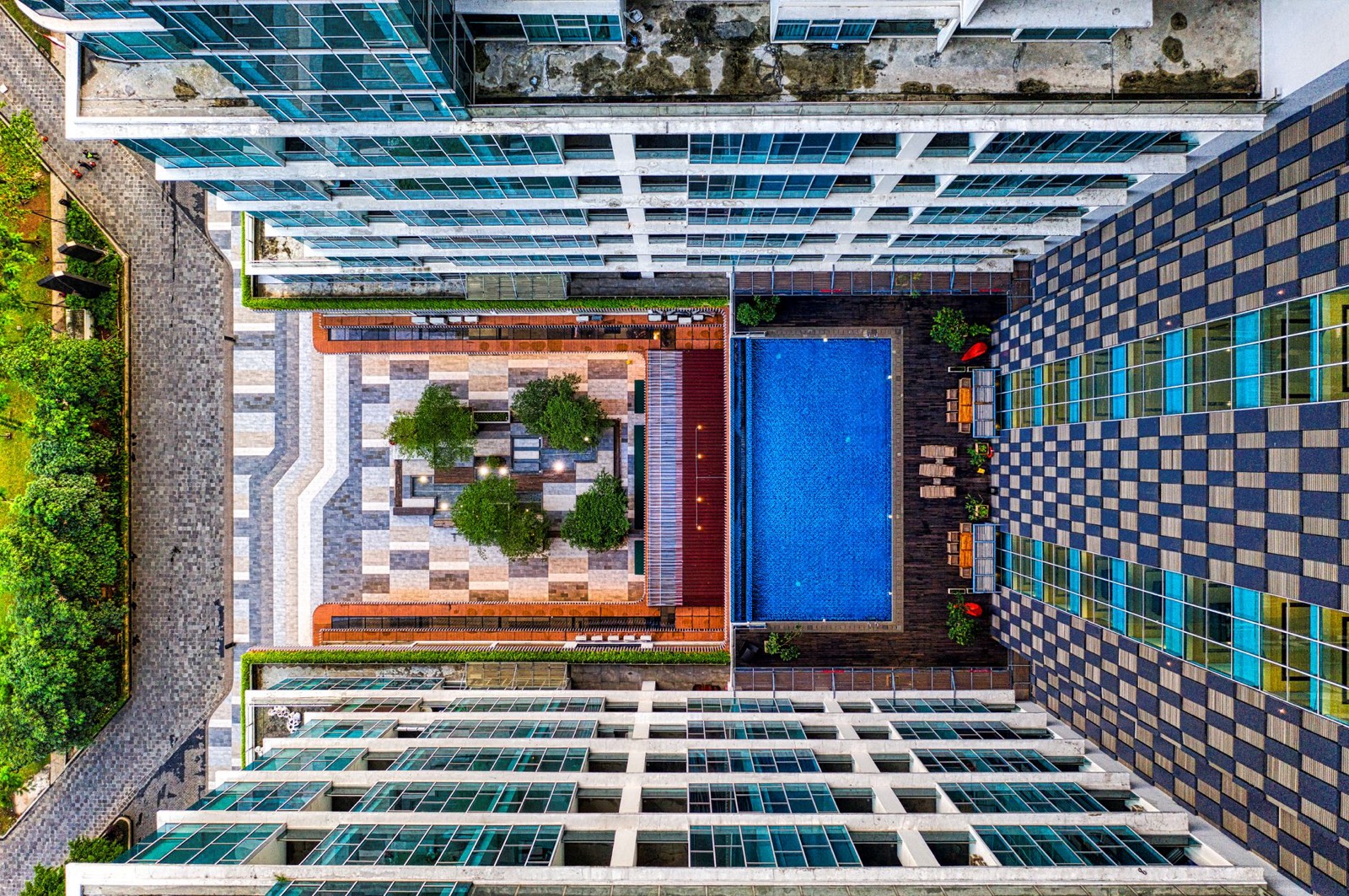 Drone en vol devant une façade d'immeuble pour un relevé aérien de bâtiment